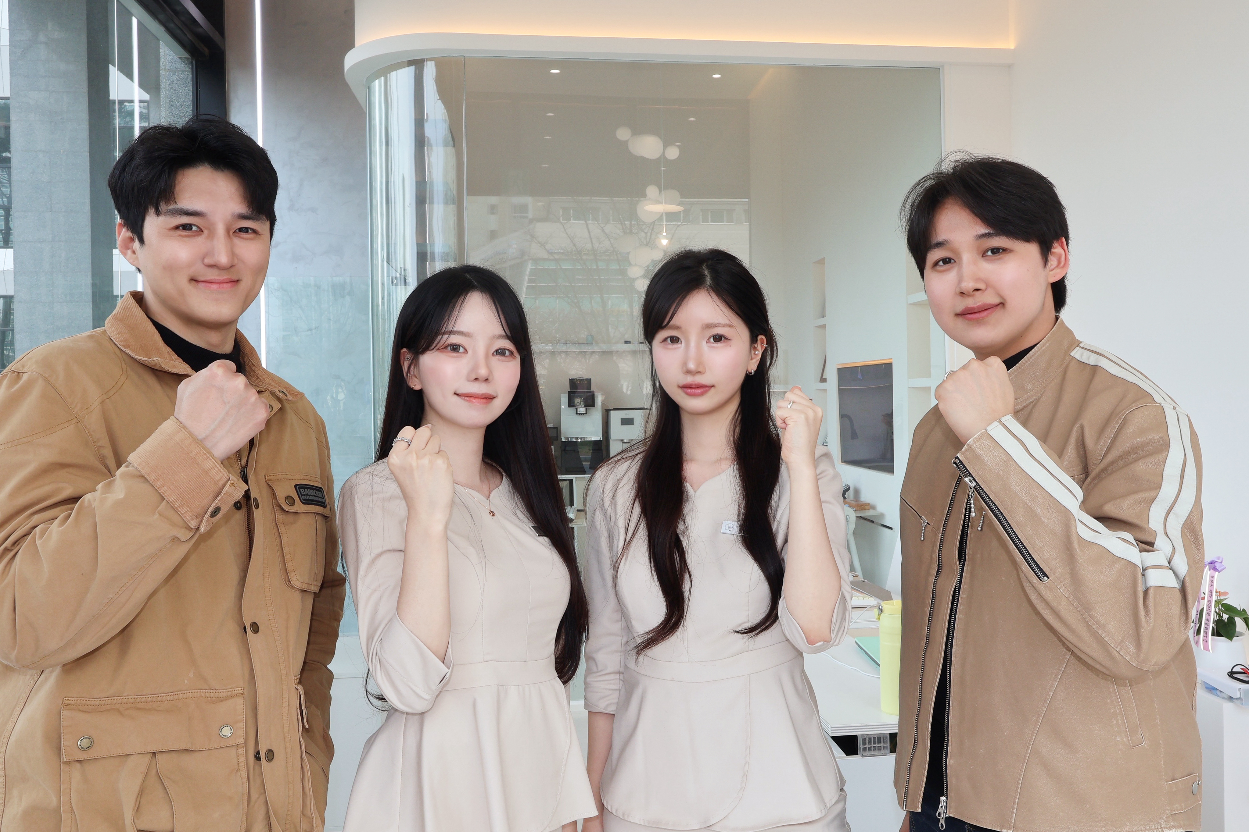 사무실에서 함께 촬영한 네 명의 단체사진